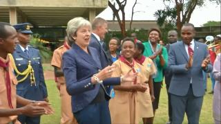 Theresa May stârneşte zâmbete cu o nouă reprezentaţie de dans