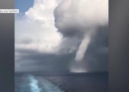 Vârtej de apă în Santorini. Cerul s-a întunecat pentru câteva minute