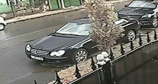 O individă din Cluj, filmată în timp ce păcălește o bătrână de 92 de ani prin metoda "Accidentul"