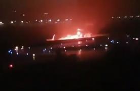 Avion în flăcări pe aeroportul din Soci. Ca prin miracol, nimeni de la bord nu a murit