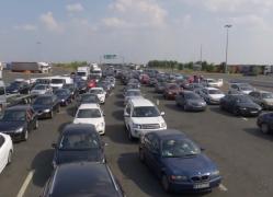 Final de vacanţă cu nervi întinşi. În Vama Nădlac se stă chiar și 7 ore la coadă