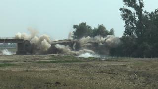 Podul avariat de inundaţii de la Milişăuţi, Suceava, a fost detonat