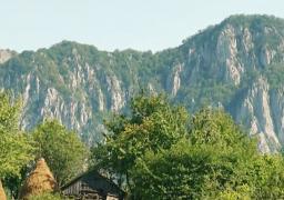 Drumul spre școală, o aventură pe munte pentru trei elevi din comuna Cornereva