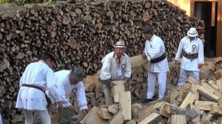 Angajații de la Primăria din Livezile vin la serviciu în costumele tradiţionale