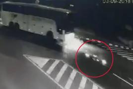 Doi prieteni din Suceava, aflaţi pe o motocicletă, au sfârşit sub roţile unui autocar