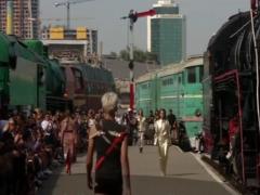 Prezentare de modă exotică organizată pe un peron de gară din Kiev