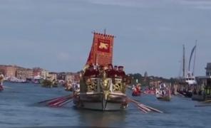 Paradă nautică impresionantă în Veneția, potrivit unei tradiţii ce datează de secole