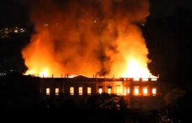 Muzeul Naţional al Braziliei, în flăcări. Peste 20 de milioane de obiecte sunt în pericol să se facă scrum