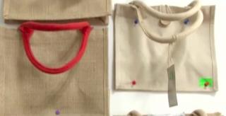 Renunţarea la pungile din plastic, readuce la modă sacoşele din bumbac pe care le purtau bunicii noştri