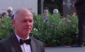 Vlad Ivanov, pe covorul roșu la Veneția, alături de colegii săi din filmul "Apus de Soare"