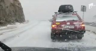 Iarna pe Transalpina. Cea mai înaltă șosea din România a fost acoperită de gheață, in câteva minute