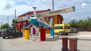 Comuna Moșoaia a devenit celebră, după ce primarul a decis instalarea unui avion "vorbăreţ" la intrarea în localitate