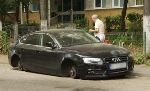 Maşină rămasă fără roţi, în parcarea unui bloc din Bucureşti. Hoţii au lăsat bolidul de lux pe butuci