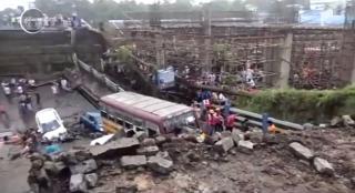 India: Un mort și 21 de răniți, după ce o porțiune dintr-o autostradă suspendată s-a prăbușit