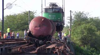 Operaţiune spectaculoasă în Dolj pentru ridicarea locomotivei care a deraiat în urmă cu o lună