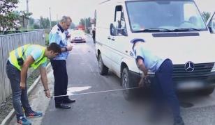 Tragedie la Iaşi. Doi copii care se jucau cu un skateboard au fost striviţi de o dubă