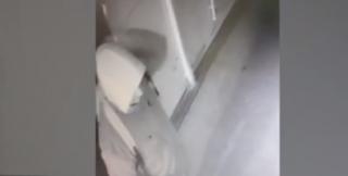 Alertă în Târgu Jiu! Polițiștii caută un piroman care a incendiat mai multe uși dintr-un bloc