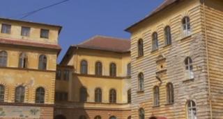 În sate situaţia este alarmantă. Mii de elevi vor începe anul şcolar fără apă curentă şi cu toalete în fundul curţii