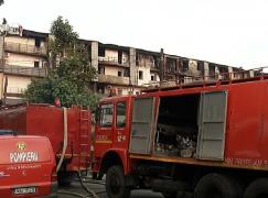 Incendiul care a mistuit un bloc în Sectorul 5 a scos la iveală un lanţ de ilegalităţi