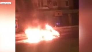 Imagini dramatice în centrul Galațiului. O mașină de lux a ars, iar flăcările au făcut cauciucurile să explodeze