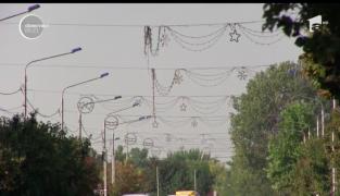 Pentru Primăria din Bârlad, nu este prea devreme pentru Crăciun. Decoraţiunile luminoase au fost montate deja