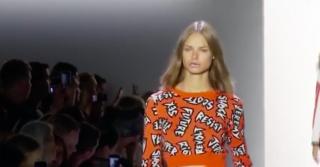 Mesaje politice într-o colecție excentrică la Săptămâna Modei. Nu au lipsit de la prezentare Gigi Hadid, Caitlyn Jenner şi iubita ei, Sophia Hutchins