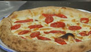 Cum se prepară cea mai bună pizza. Ponturi de la campionul mondial la făcut pizza, care a fost la București