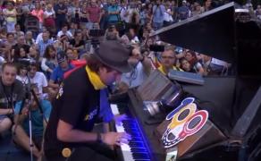 Protest la pian în Piața Victoriei. Artistul şi-a adus instrumentul în mijlocul mulţimii, tras de bicicletă