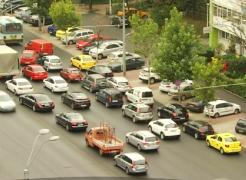 Bulevardele proaspăt asfaltate din Capitală sunt pericol mortal pentru pietoni şi şoferi