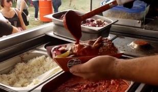 Mâncăruri de prin lume adunate la Street Food Carnival. Mâncarea indiană sau mexicană, alegerea preferată de mulţi vizitatori