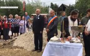 Slujbă și rugăciuni la țeava de gaz în satul Vlădiceni-Tomeşti din judeţul Iaşi