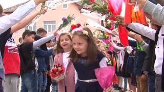 Prima zi de școală. Manuale greşite, şcoli demolate în faţa părinţilor și un trafic infernal