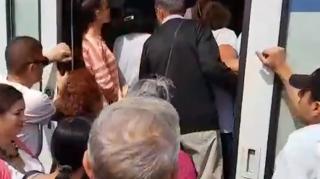 Imagini uluitoare din trenul groazei din Eforie. Oamenii au stat înghesuiți ca sardinele, la temperaturi de peste 30 de grade