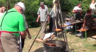 Festin la Hăpria, în Alba, cu bucate preparate de vânători și pescari