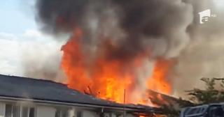 Un incendiu puternic a cuprins o clădire din Cehia, locuită şi de români