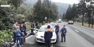 Sute de oameni au stat ore întregi blocaţi în trenuri, între Braşov şi Timişul de Sus, după ce mai mulţi copaci s-au prăbuşit de pe versanţi