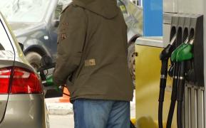 Benzina şi motorina s-ar putea ieftini! Guvernul ia în calcul eliminarea supraacizei la carburanţi