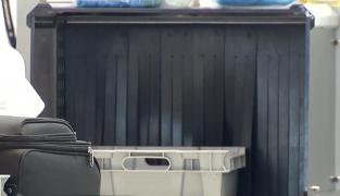 Pericolul nevăzut din aeroporturi. Tăvile din plastic de la controlul de securitate sunt pline de bacterii, germeni şi virusuri