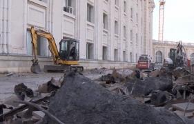 Construită precum un buncăr, Casa Poporului este distrusă de igrasie. Aleșii sunt nemulțumiți de stadiul lucrărilor de renovare