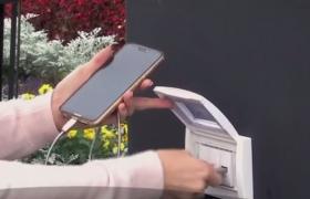 O bancă inteligentă a fost inaugurată la Iași, dar minunea nu a durat mult. Una dintre prizele USB deja s-a stricat