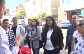 Protest în fața unei școli din Sibiu! Elevii sunt nevoiți să stea la cursuri până la 8 seara