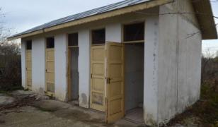 Educaţie în bătaie de joc! Sute de elevi merg la şcoli care stau să cadă pe ei