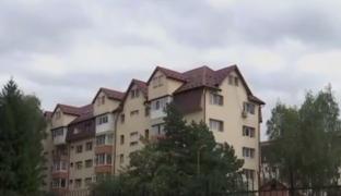 Panică pentru locatarii unor mansarde din Braşov. Oamenii plătesc rate unui dezvoltator, dar nu au acte de proprietate