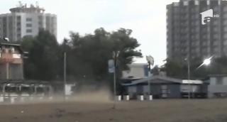 Fenomen mai puţin obişnuit pe litoralul românesc. O furtună de nisip s-a pornit din senin