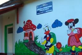 O educatoare din Argeş a transformat cu mâinile ei faţada grădiniţei într-o lume de poveste