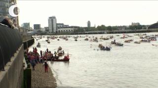 Centenarul românesc a ajuns până la Londra! O flotilă românească a participat la tradiționala cursă pe Tamisa