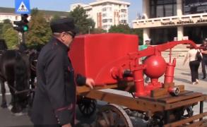 Căruță de stins incendii din secolul 19, prezentată de Ziua Pompierilor, la Craiova