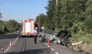 Patru tineri au rămas încarceraţi în urma unui grav accident produs de un şofer beat