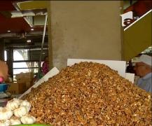 Nucile noi, deja pe tarabe. De anul trecut sau proaspăt culele, toate au un preţ piperat