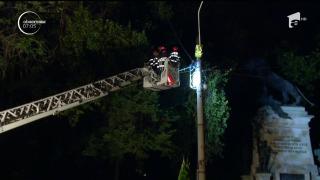 Un bărbat protestează de mai bine de 7 ore pe un stâlp din Cotroceni